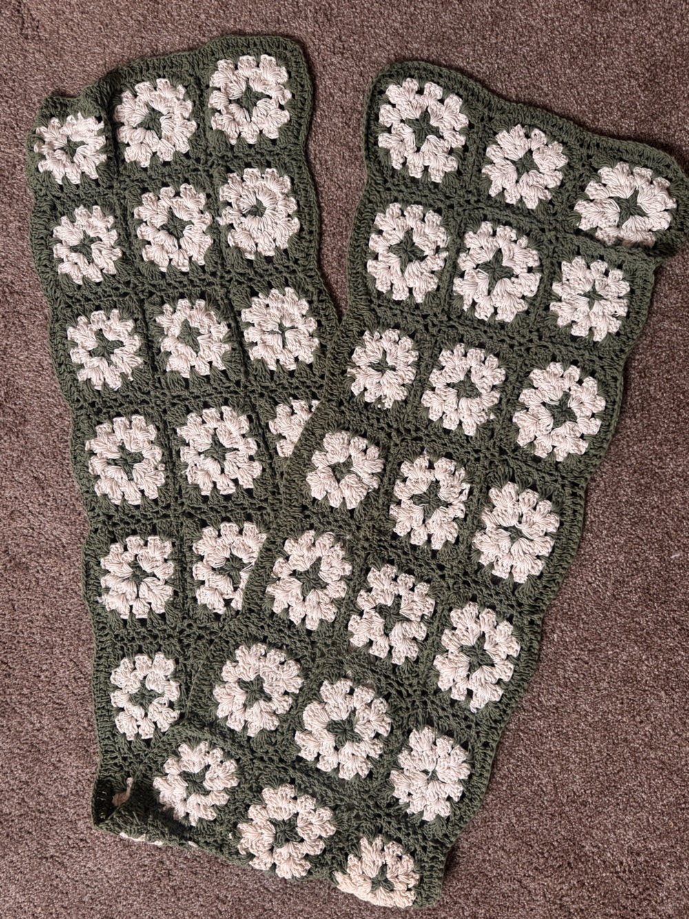 Crochet green/cream table runner